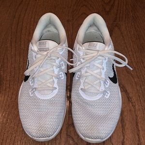 WHITE NIKE SNEAKERS